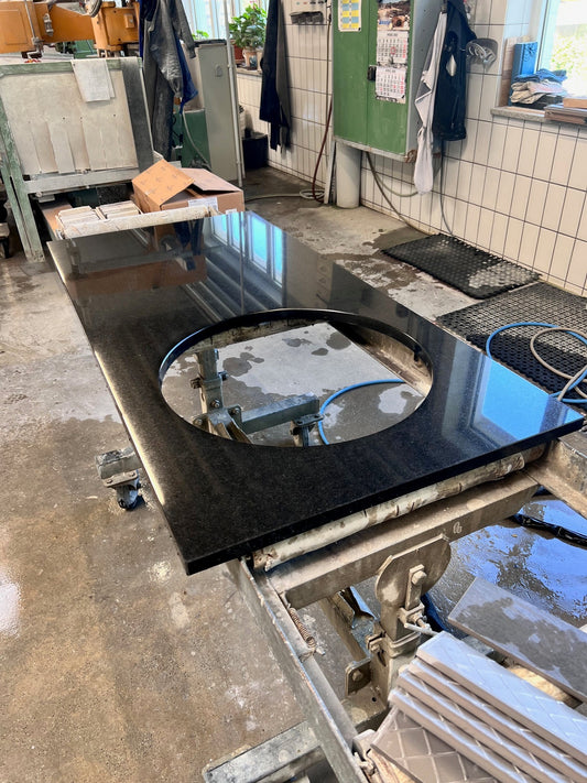 Waschtisch aus Nero Assoluto Naturstein bei Pung Steinwerk - Pung Steinwerk