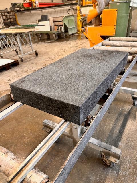 Maßgefertigter Naturstein-Waschtisch aus Nero Luanda - Pung Steinwerk